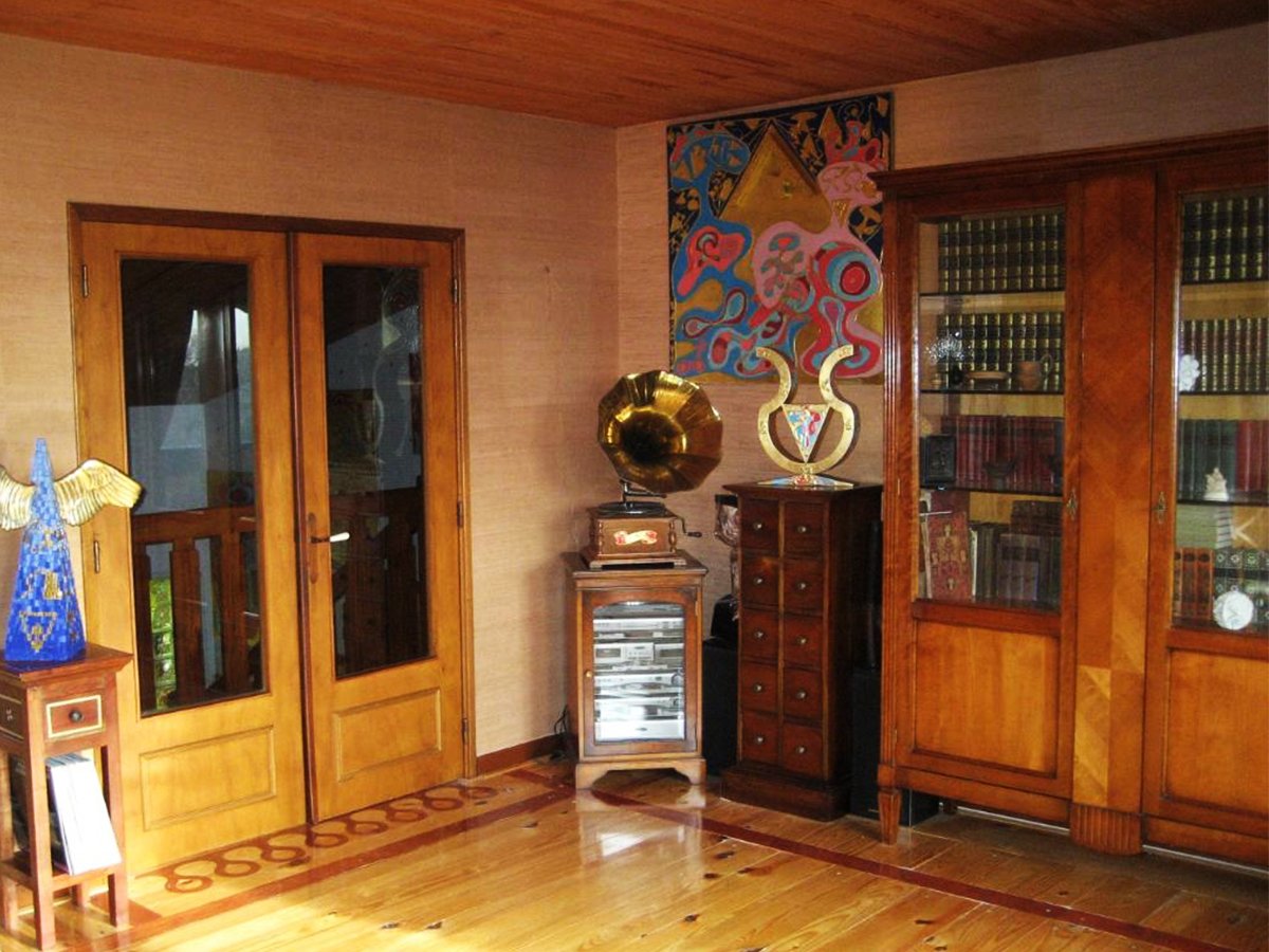 Бибилотека на втором этаже