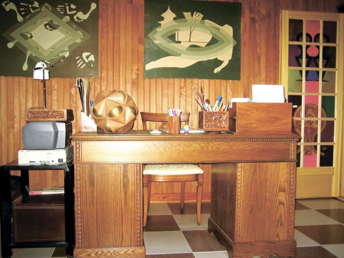 Бюро в кабинете