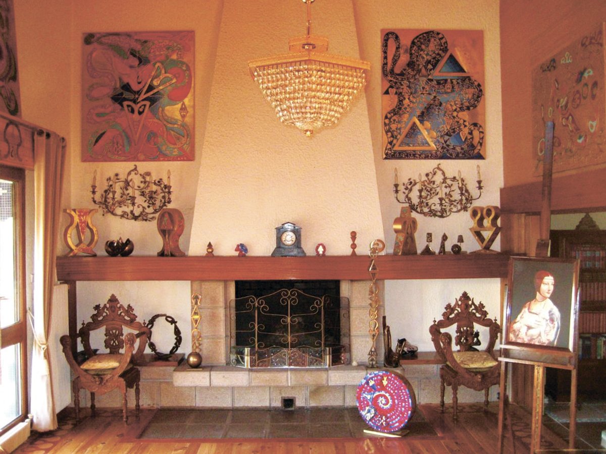 Камин в гостиной