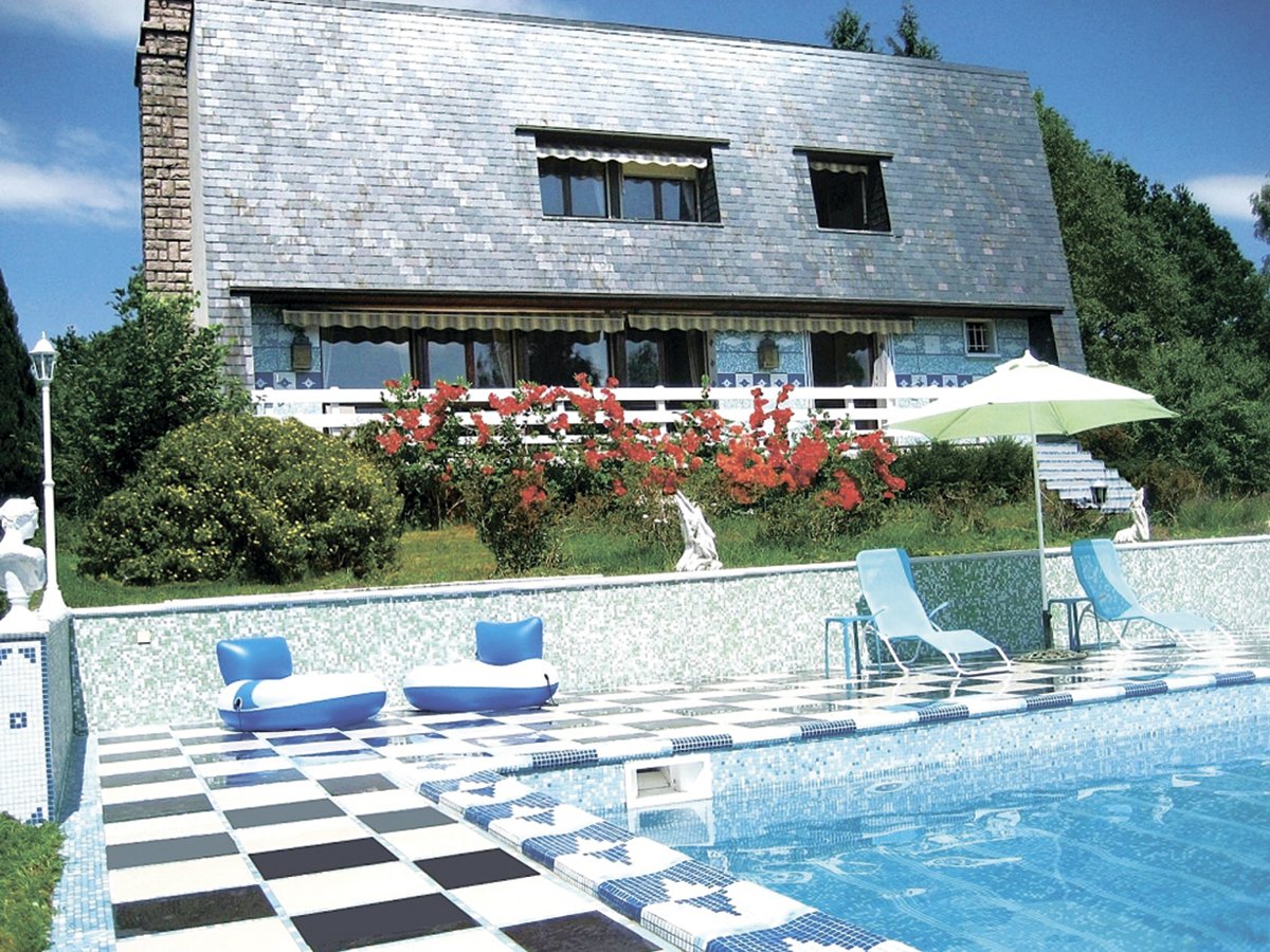 Зона отдыха у бассейна