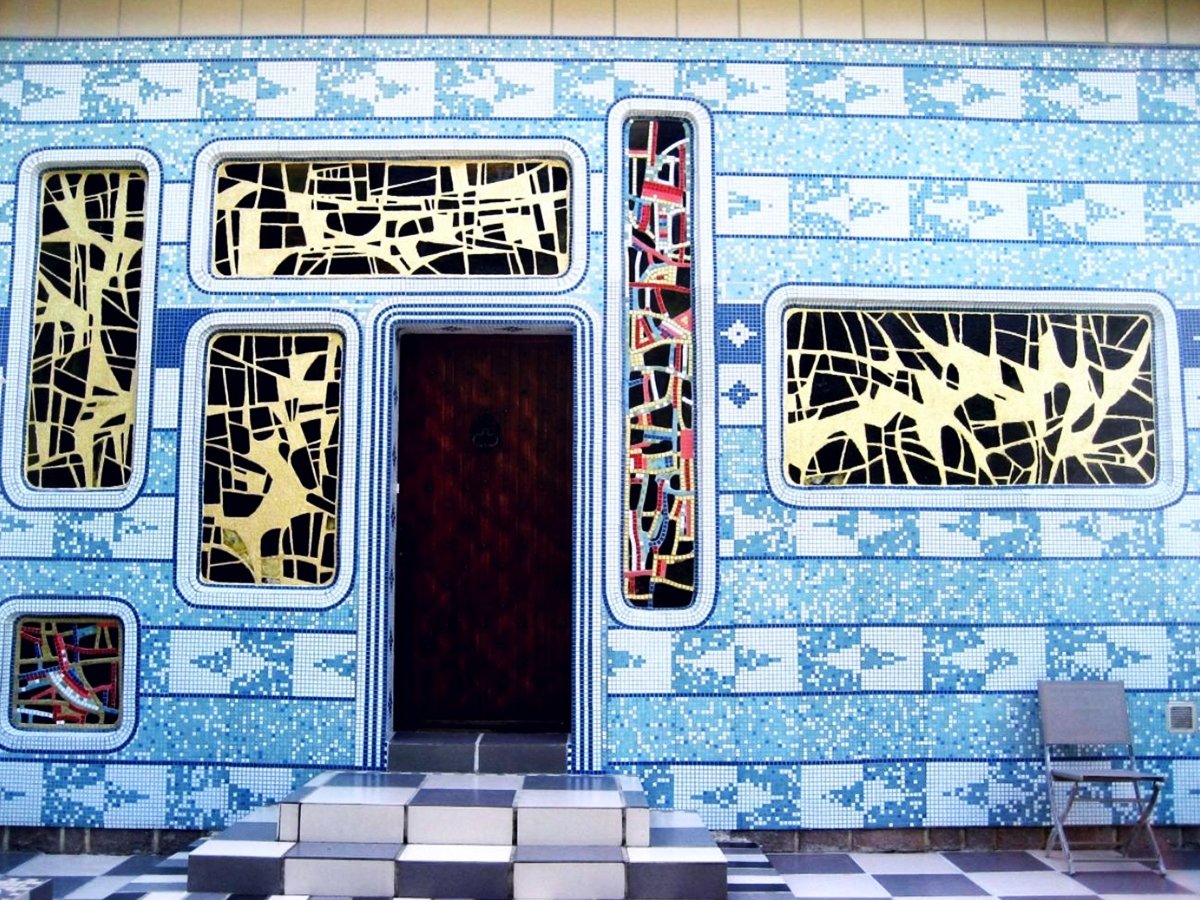 Мозаика с витражами (фасад)