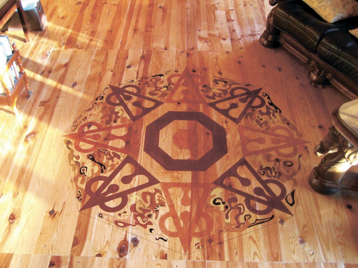 Резной рисунок на полу в гостиной