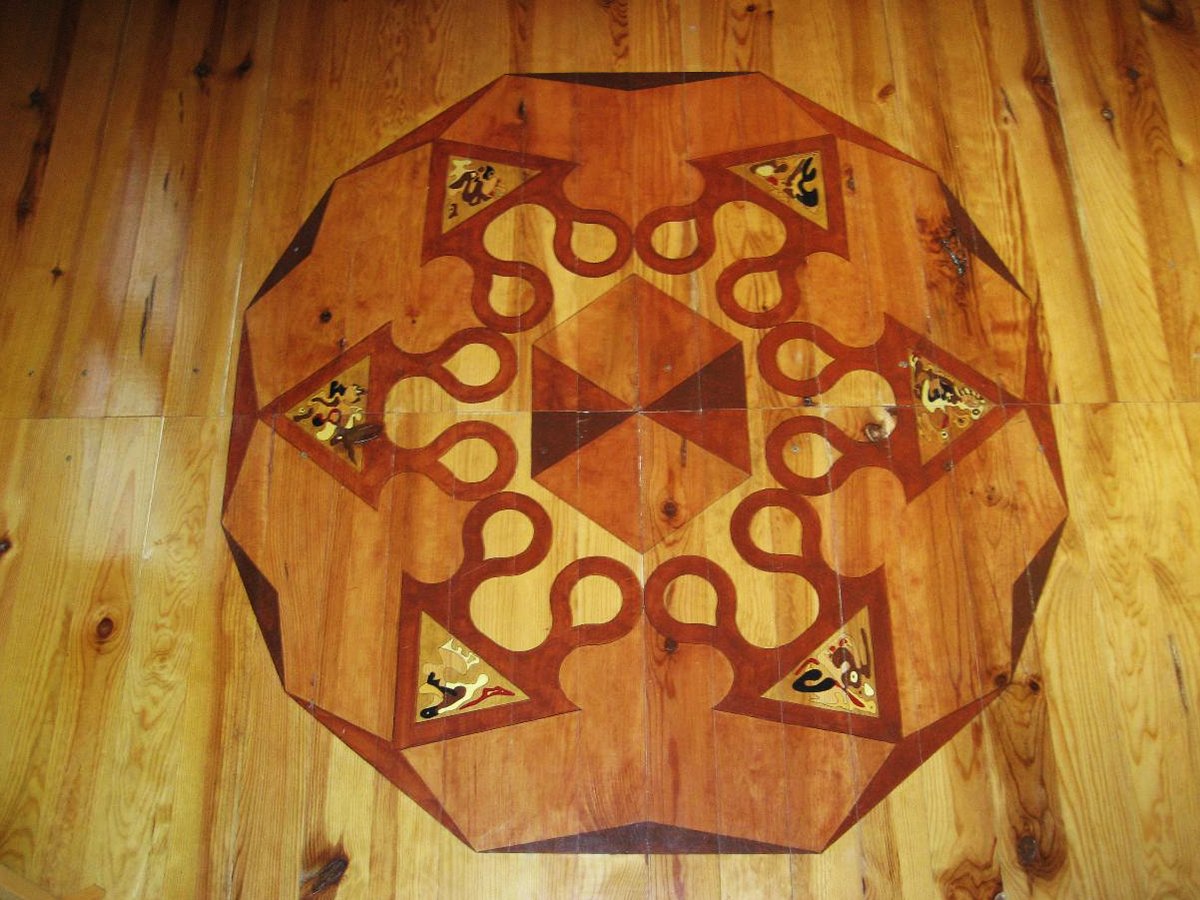 Рисунок на полу спальни