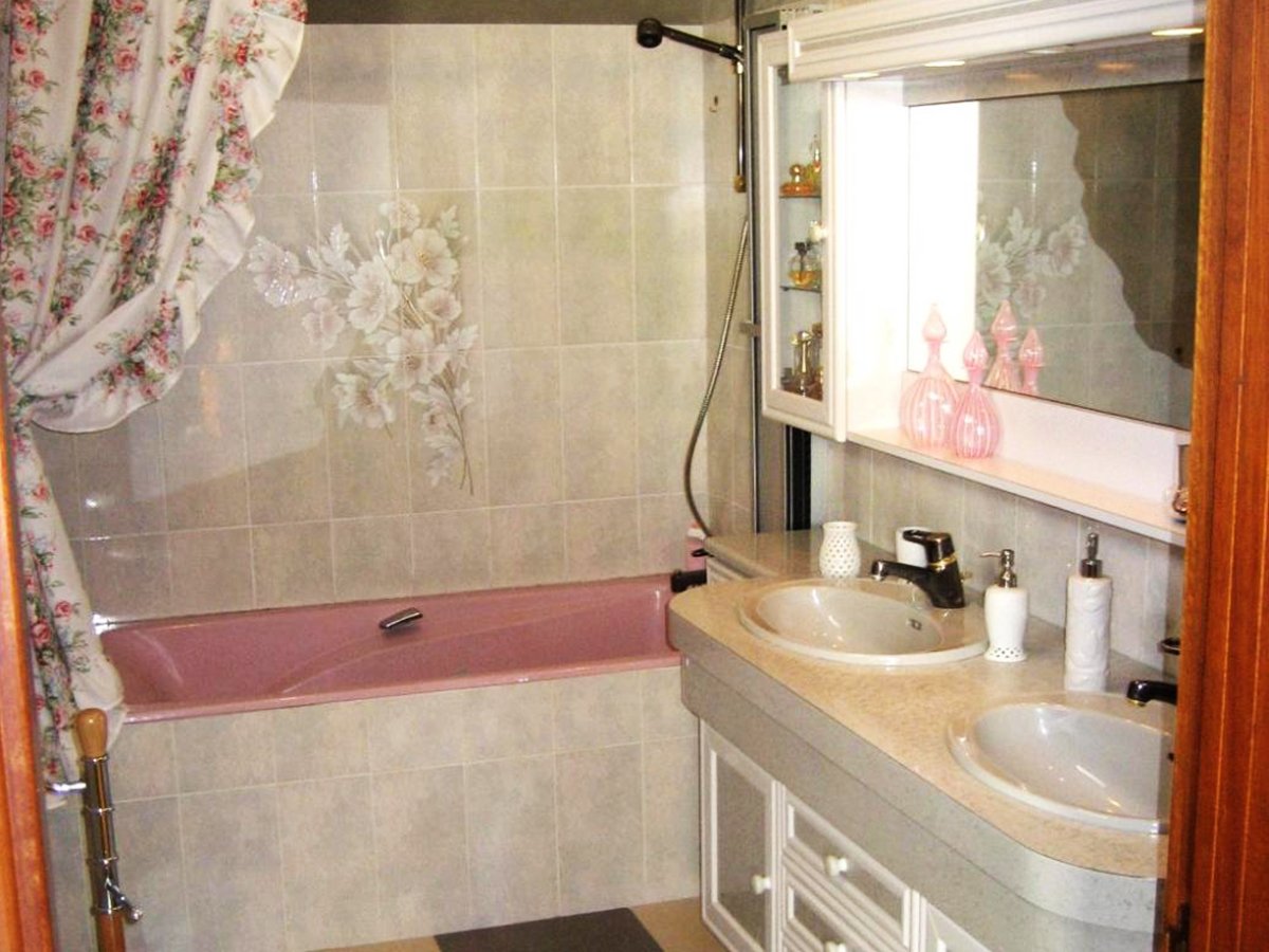 Ванная комната в первой спальне